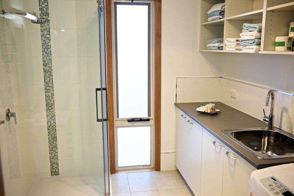 Penguin Beachfront Apartments Esterno foto